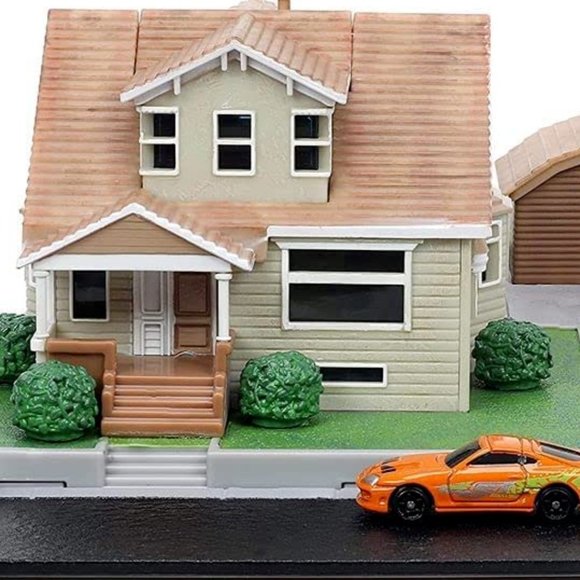 Jada Fast & Furious Nano: Toretto House Diorama Set with 2 Cars & Accessories - Picture 2 of 8